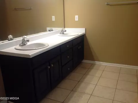 Bath - 152 Henry Dr, Gray, GA 31032 photo 7 of 16