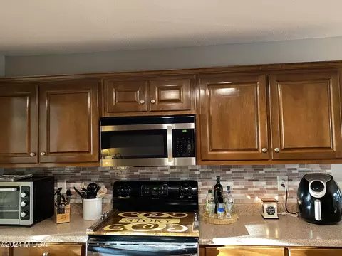 Kitchen - 152 Henry Dr, Gray, GA 31032 photo 2 of 8