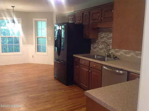 Kitchen - 152 Henry Dr, Gray, GA 31032 photo 7 of 8