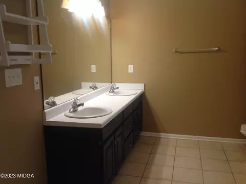 Bath - 152 Henry Dr, Gray, GA 31032 photo 5 of 16