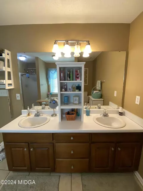 Bath - 152 Henry Dr, Gray, GA 31032 photo 6 of 16
