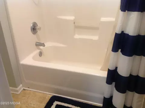 Bath - 152 Henry Dr, Gray, GA 31032 photo 11 of 16