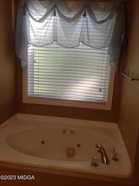 Bath - 152 Henry Dr, Gray, GA 31032 photo 8 of 16
