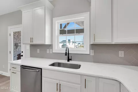 Kitchen - 106 Lady Ln, Warner Robins, GA 31088 photo 6 of 8