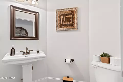 Bath - 211 Diamond Pl, Gray, GA 31032 photo 1 of 4