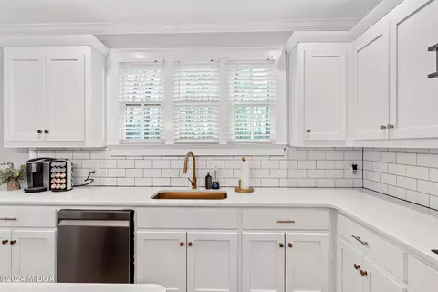 Kitchen - 211 Diamond Pl, Gray, GA 31032 photo 7 of 9