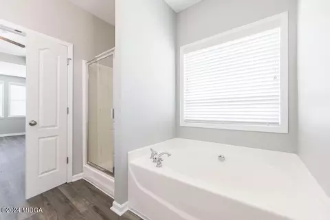 Bath - 124 Christopher Dr, Byron, GA 31008 photo 2 of 3