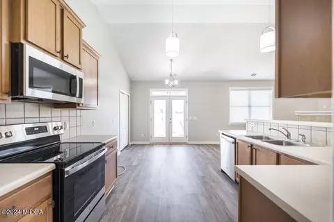Kitchen - 124 Christopher Dr, Byron, GA 31008 photo 6 of 6