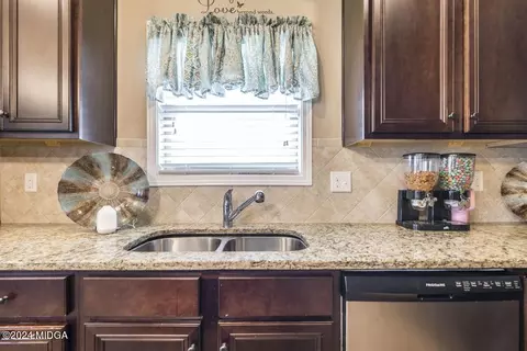 Kitchen - 107 Arapaho Dr, Kathleen, GA 31047 photo 4 of 6