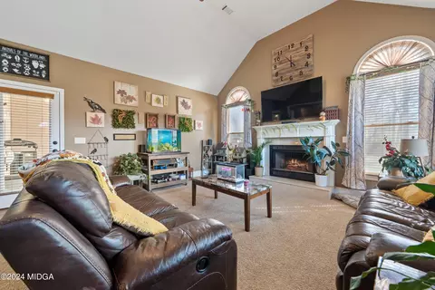 Living - 101 Summit Ct, Warner Robins, GA 31088 photo 4 of 5