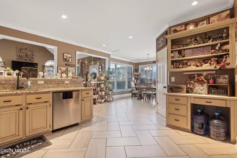 Kitchen - 101 Summit Ct, Warner Robins, GA 31088 photo 6 of 6