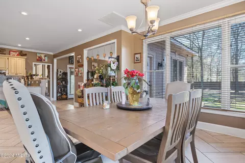 Dining - 101 Summit Ct, Warner Robins, GA 31088 photo 3 of 3
