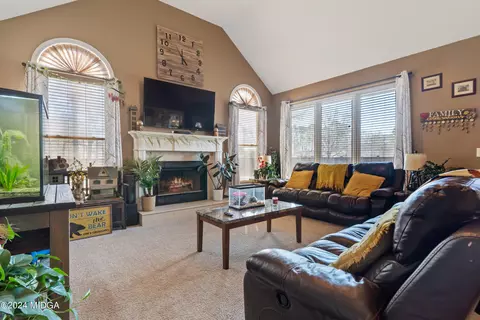 Living - 101 Summit Ct, Warner Robins, GA 31088 photo 3 of 5