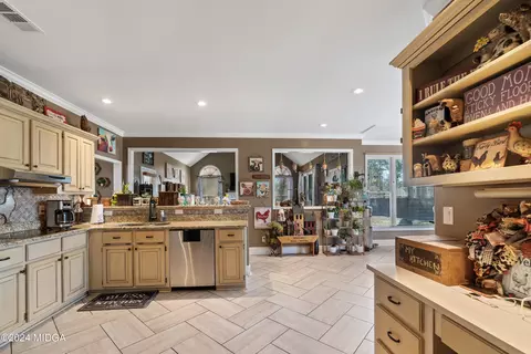 Kitchen - 101 Summit Ct, Warner Robins, GA 31088 photo 5 of 6