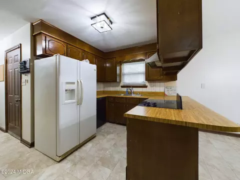 Kitchen - 102 Crestwood Ct, Centerville, GA 31028 photo 2 of 4