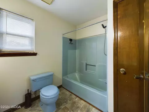 Bath - 102 Crestwood Ct, Centerville, GA 31028 photo 2 of 3
