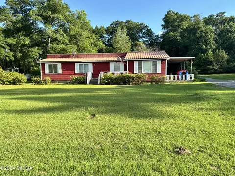 104 Peachtree St, Ideal, GA 31041