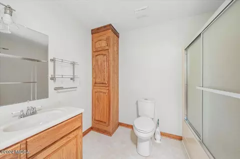 Bath - 386 Jackson Ct, Byron, GA 31008 photo 3 of 4