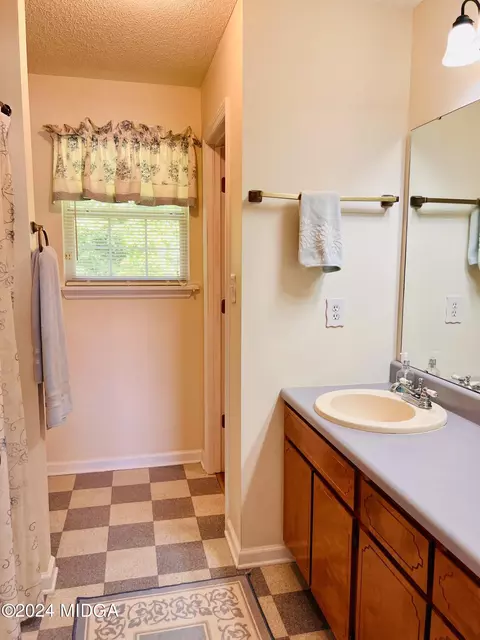 Bath - 25 Ruby Rd, Jackson, GA 30233 photo 2 of 3