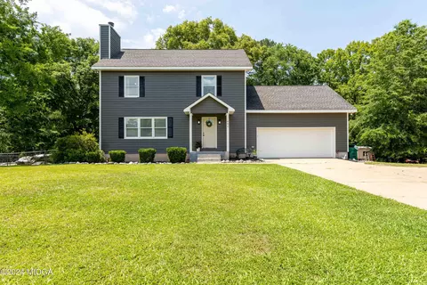 886 Plantation Club Dr, Gray, GA 31032