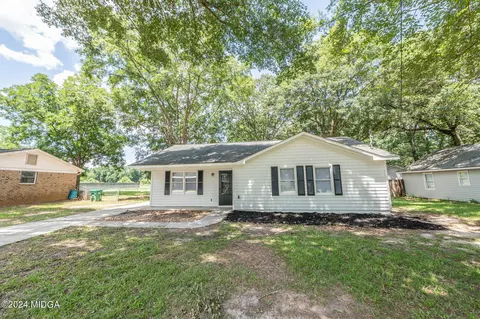 303 Woodland Dr, Byron, GA 31008