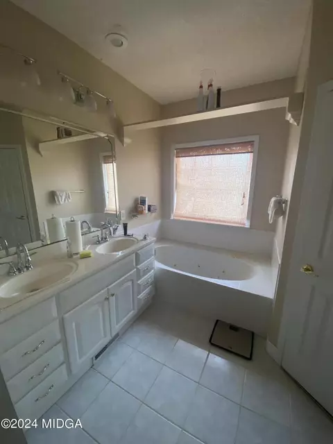 Bath - 108 Henry Dr, Gray, GA 31032 photo 1 of 3