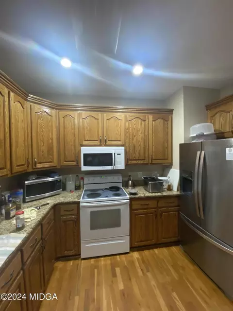 Kitchen - 108 Henry Dr, Gray, GA 31032 photo 2 of 4