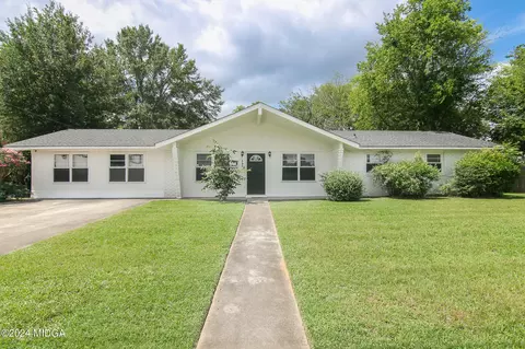 407 Greenbriar Rd, Warner Robins, GA 31093