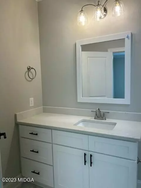 Bath - 1303 Exchange Dr, Macon, GA 31210 photo 2 of 6