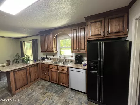 Kitchen - 113 Echo Ln, Warner Robins, GA 31088 photo 3 of 4