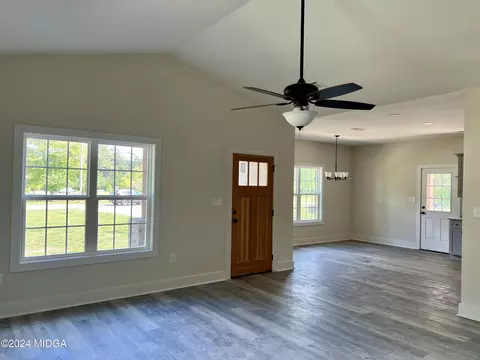 Living - 450 Walker Rd, Byron, GA 31008 photo 2 of 4