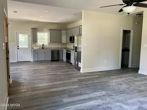 Living - 450 Walker Rd, Byron, GA 31008 photo 3 of 4