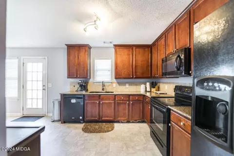 Kitchen - 307 Timberwind Dr, Byron, GA 31008 photo 5 of 5