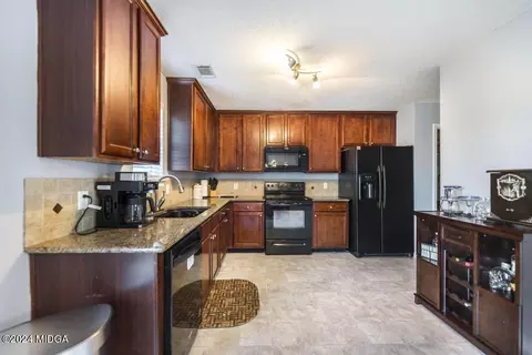Kitchen - 307 Timberwind Dr, Byron, GA 31008 photo 2 of 5