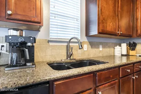 Kitchen - 307 Timberwind Dr, Byron, GA 31008 photo 3 of 5