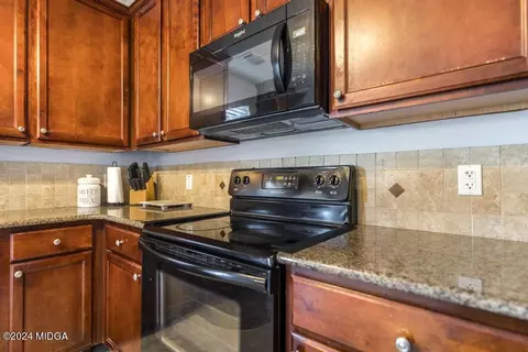 Kitchen - 307 Timberwind Dr, Byron, GA 31008 photo 4 of 5