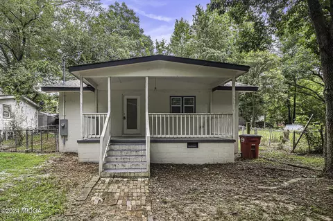 527 Reeves St, Sandersville, GA 31082