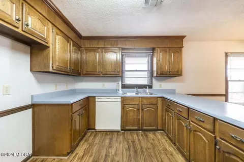 Kitchen - 102 Foxfire Dr, Warner Robins, GA 31093 photo 3 of 3
