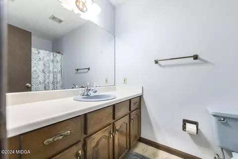 Bath - 102 Foxfire Dr, Warner Robins, GA 31093 photo 1 of 2