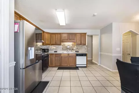 Kitchen - 100 Hackamore Ln, Warner Robins, GA 31088 photo 4 of 4