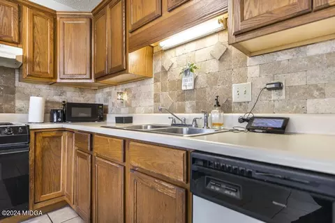 Kitchen - 100 Hackamore Ln, Warner Robins, GA 31088 photo 2 of 4