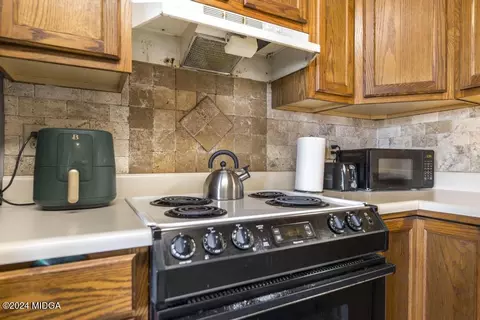 Kitchen - 100 Hackamore Ln, Warner Robins, GA 31088 photo 3 of 4