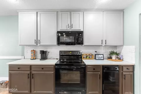 Kitchen - 207 Cade Ter, Warner Robins, GA 31088 photo 3 of 8