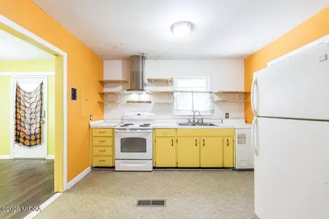 Kitchen - 110 Pine Dr, Warner Robins, GA 31088 photo 2 of 4