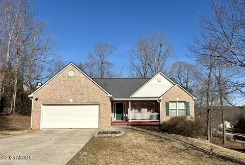 504 Plantation Creek Dr, Loganville, GA 30052