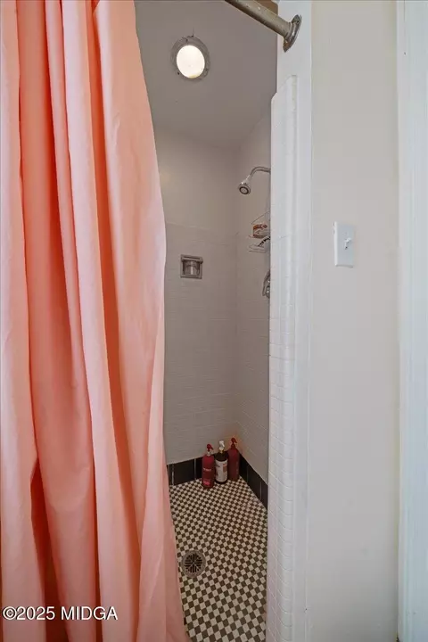 Bath - 313 Corbin Ave, Macon, GA 31204 photo 7 of 8