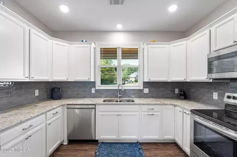 Kitchen - 107 Westbrook Ct, Jackson, GA 30233 photo 2 of 3