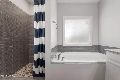 Bath - 107 Westbrook Ct, Jackson, GA 30233 photo 2 of 3