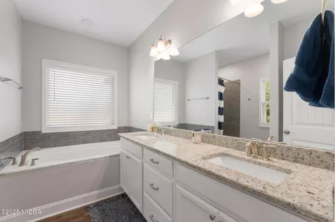 Bath - 107 Westbrook Ct, Jackson, GA 30233 photo 1 of 3