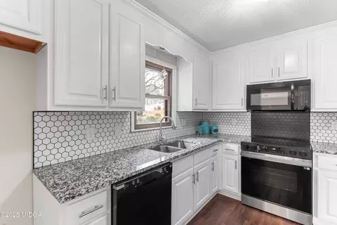 Kitchen - 209 Juniper Rd, Warner Robins, GA 31093 photo 3 of 7